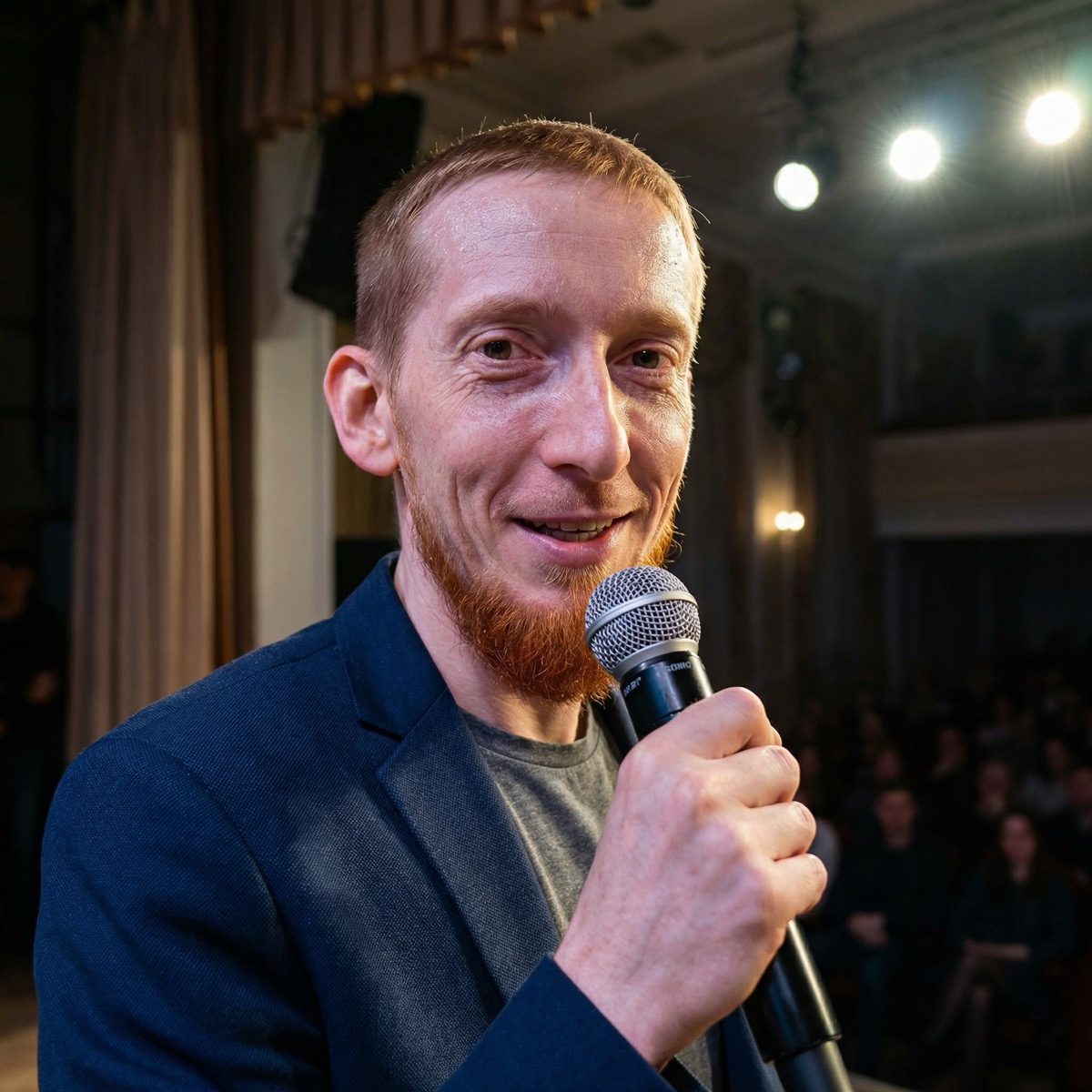 Адам Хабибуллин выступает с микрофоном на мероприятии по продажам