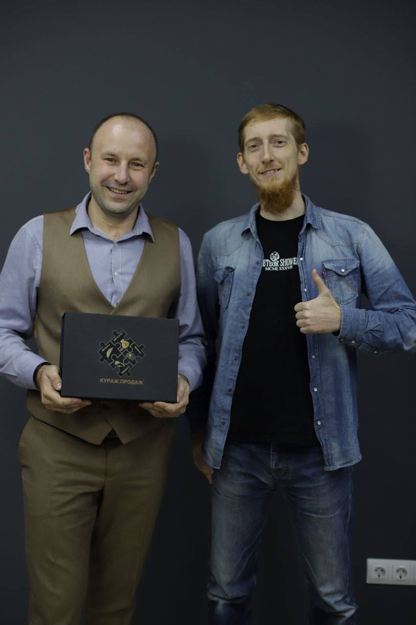 Адам Хабибуллин с Борисом Сазоновым, гендиректором студии «Кураж продаж»