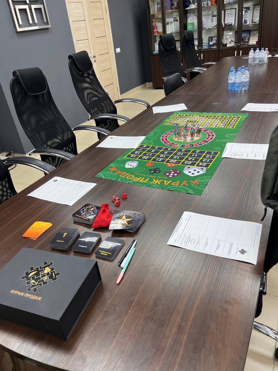 Комплект игры Кураж продаж — игровое поле, карточки, кубики, фигурки в переговорной